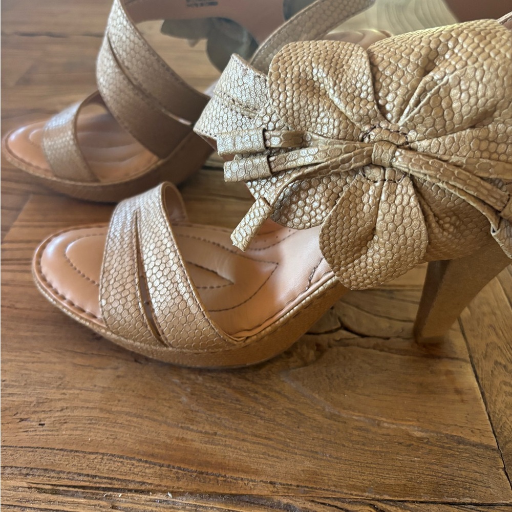 Gold tone sandal. Very cute! Worn twice.